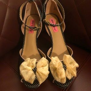 NWT Betsy Johnson Dainty Satin Peep 👀 toe Polka Dot Heels